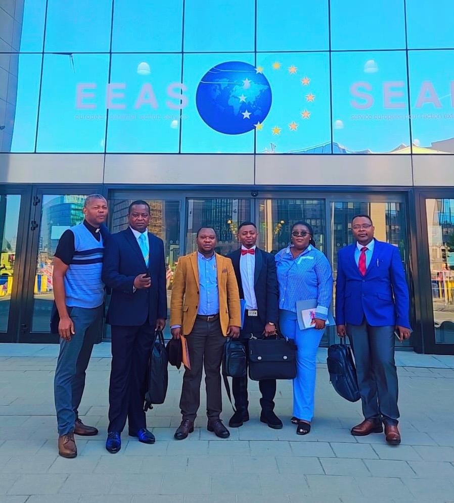 Délégation Memoriae Custodes in Congo devant le siège du SEAE à Bruxelles